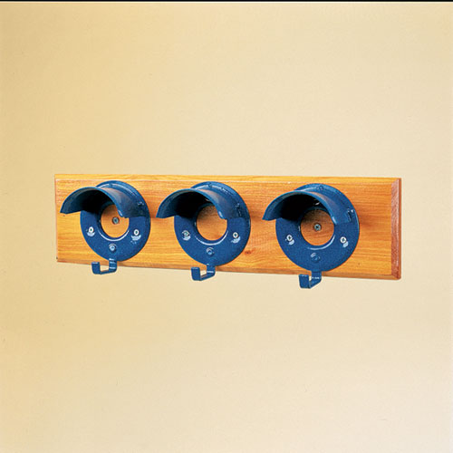 Suporte de parede com três ganchos em metal azul e base de madeira clara