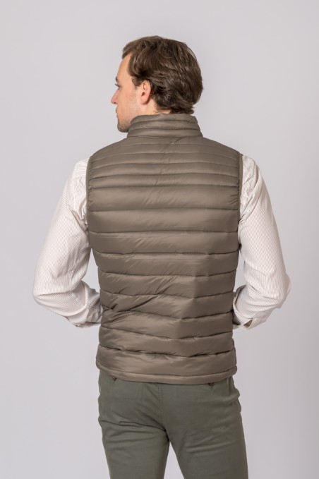 Colete acolchoado cinzento esverdeado masculino visto de costas