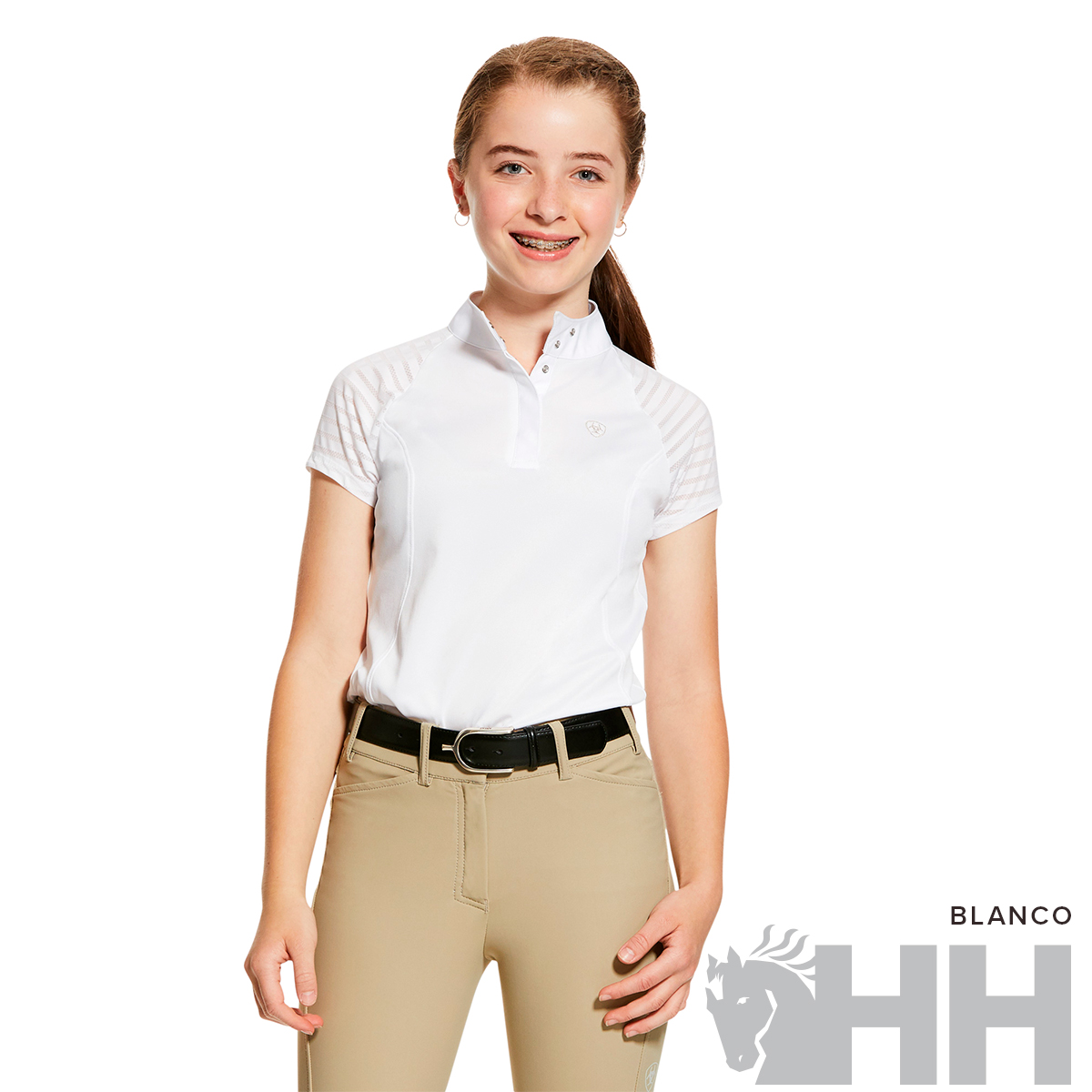 Polo branca de manga curta com padrão listrado nas mangas e gola alta com botões