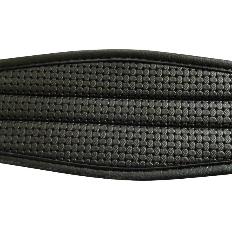 Correia preta de material sintético com padrão quadrado e costuras