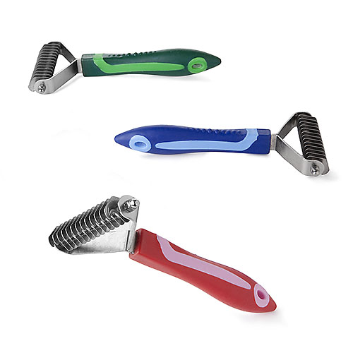 Três descamadores de peixe com cabos coloridos e lâminas de metal dentadas