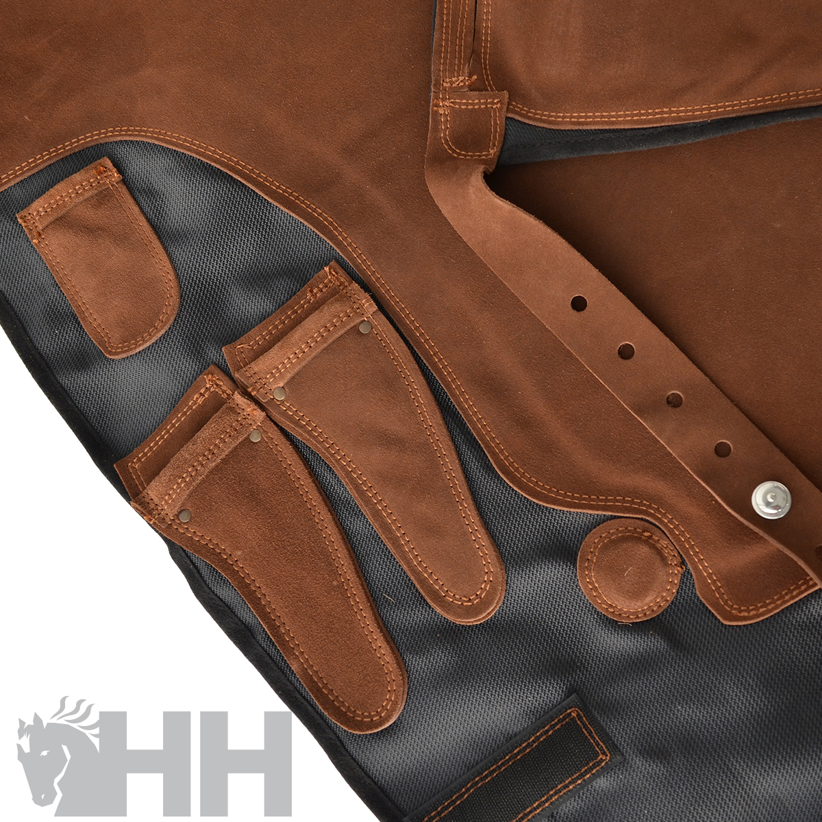 Bainhas castanhas em couro sobre fundo preto com logótipo HH
