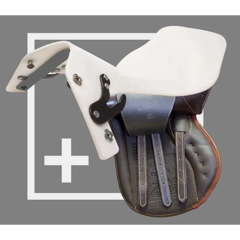 Sela de equitação em couro castanho e preto com assento branco sobre fundo cinza