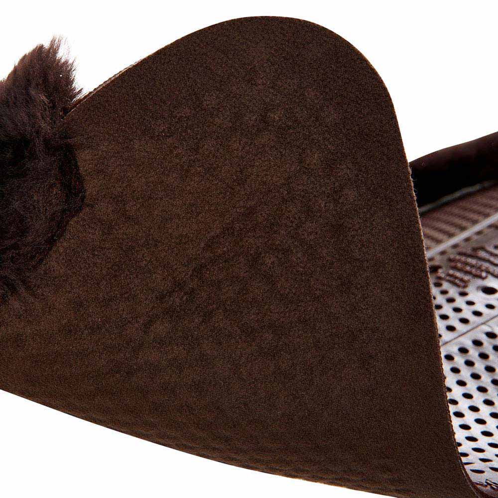 Pantufa castanha escura de tecido aveludado com forro peludo