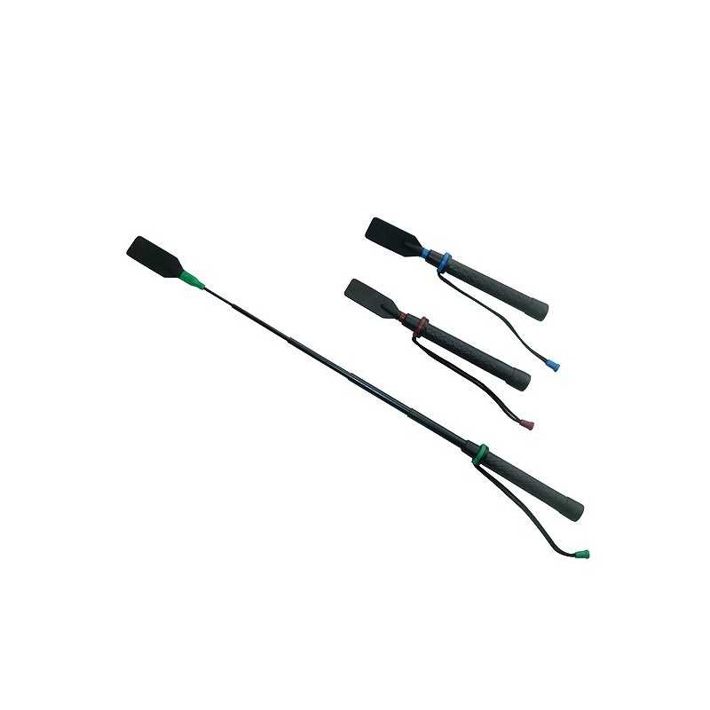 Três rédeas pretas com detalhes coloridos em fundo branco