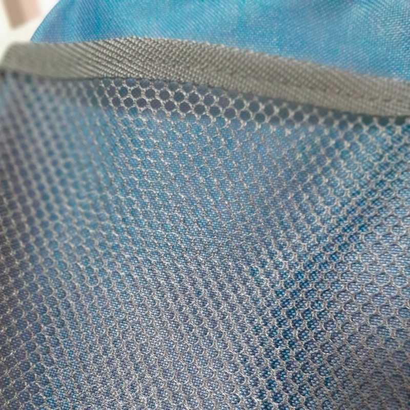Tecido azul claro com padrão de malha hexagonal cinza e borda cinza
