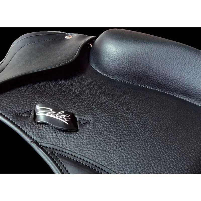 Sela de cavalo preta em couro com etiqueta metal 'Padci'