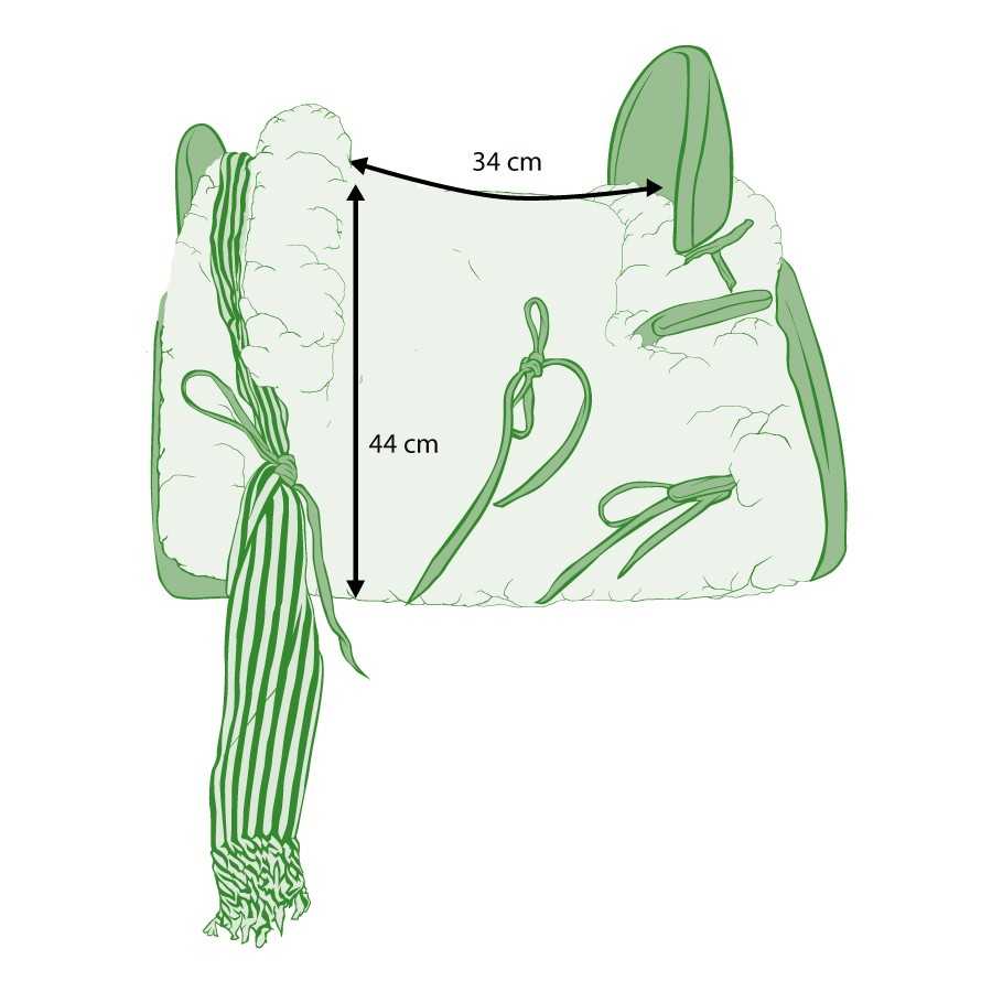 Almofada de assento branca com fitas verdes às riscas e franjas, com medidas 34x44 cm
