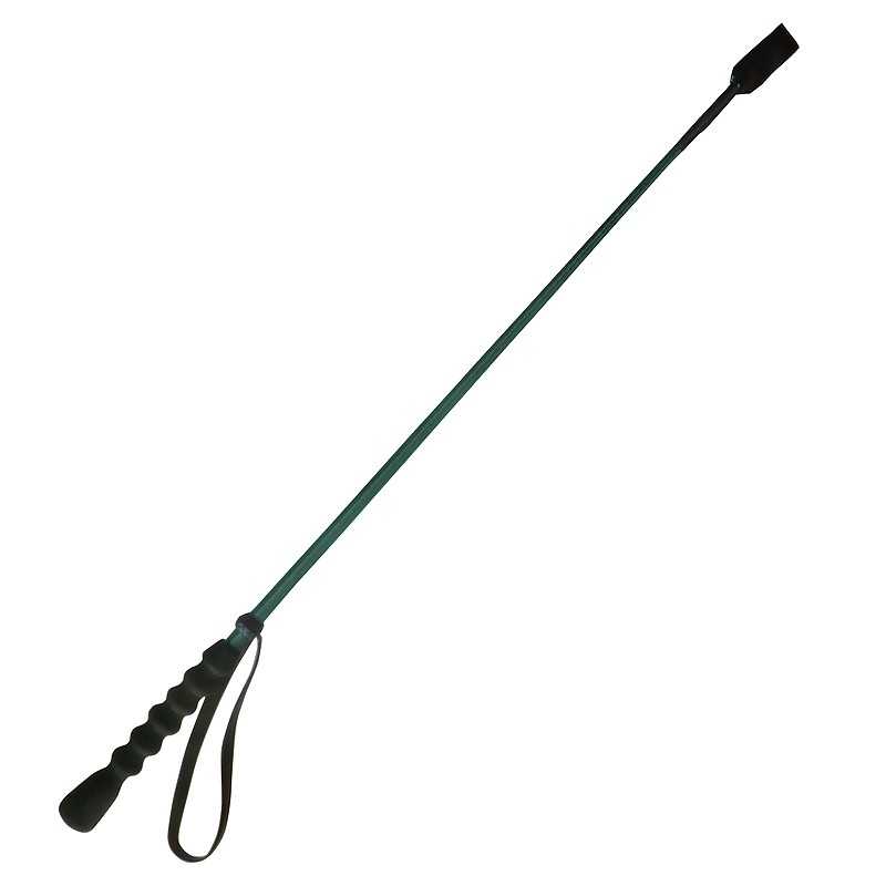 Chicote comprido com cabo preto emborrachado e vara verde escura com fita preta na ponta