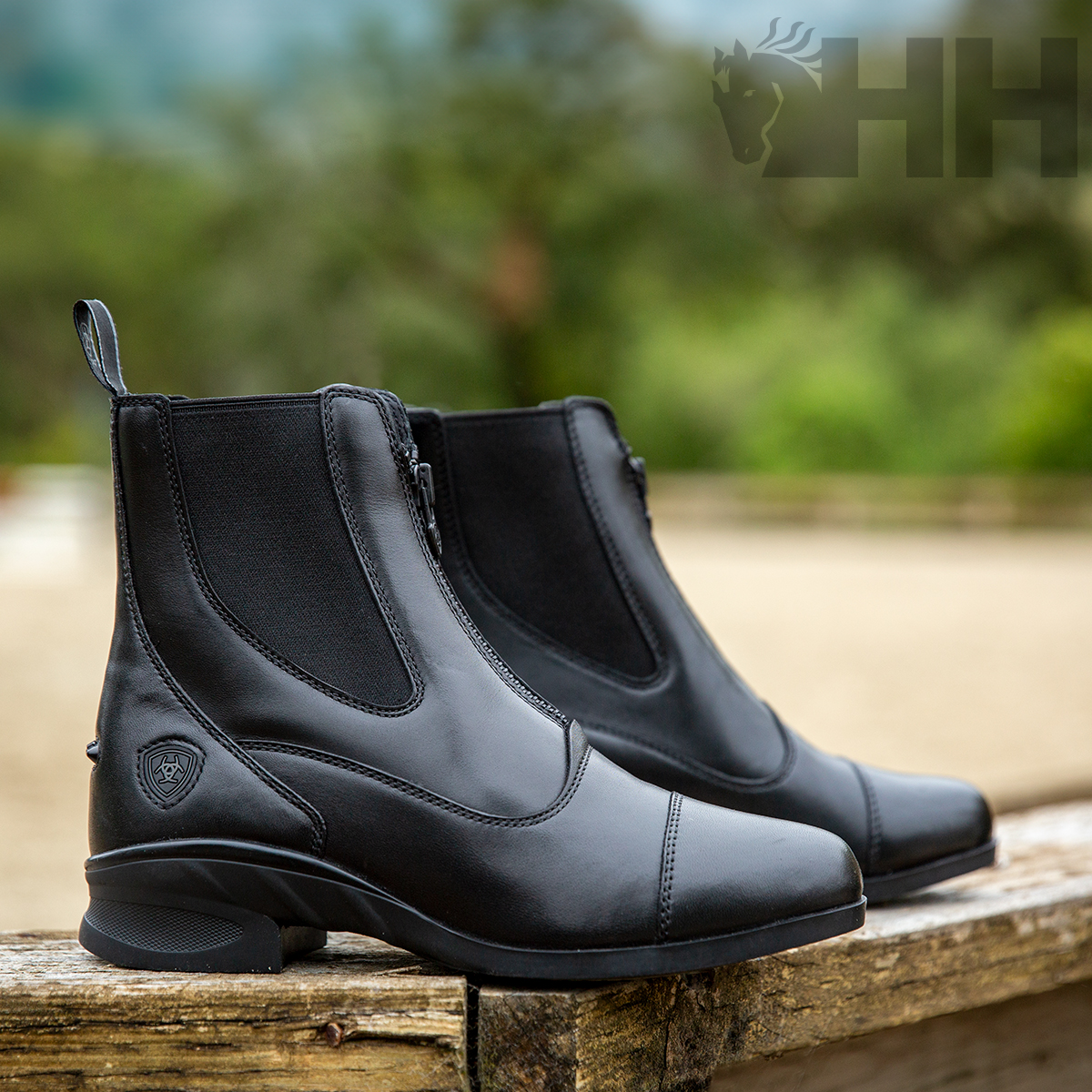 Botas pretas em couro com detalhes elásticos laterais e fecho de correr