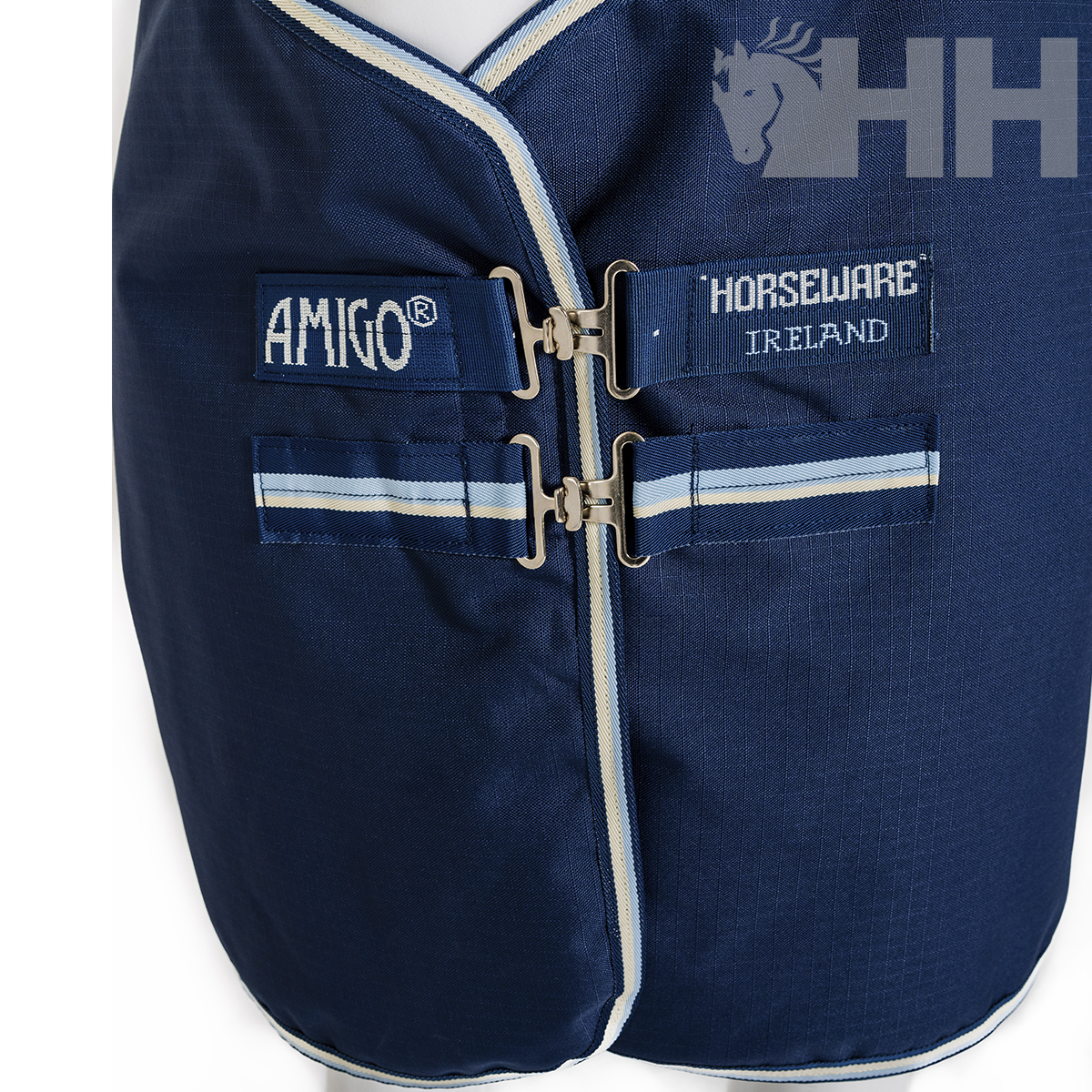 Cobertura azul escuro para cavalo com fechos metálicos dianteiros e tiras elásticas com inscrições AMIGO®, HORSEWARE IRELAND