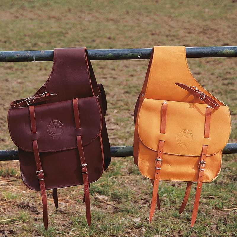 Dois sacos de couro castanho pendurados numa barra metálica