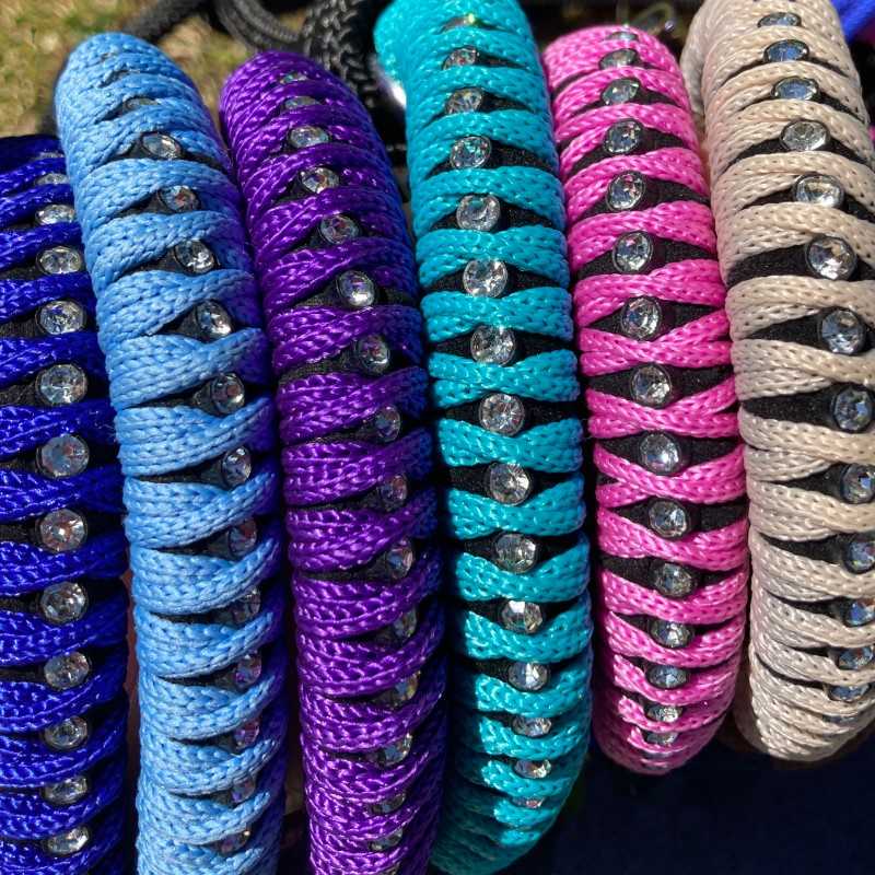 Pulseiras coloridas de corda com contas metálicas