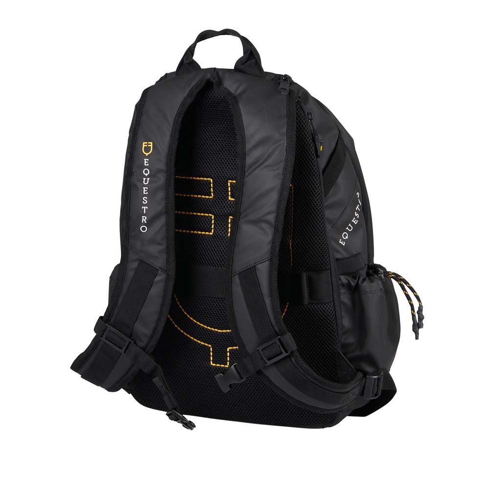 Mochila preta com alças acolchoadas e texto EQUUESTRO.