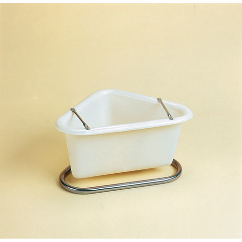 Cesto triangular branco com suporte metálico prateado