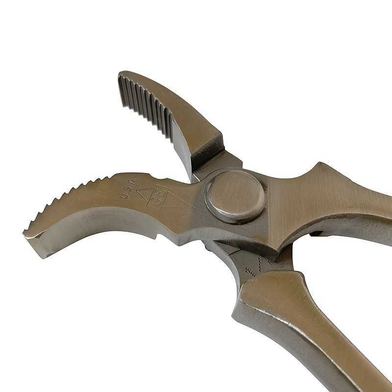 Alicate metálico prateado com mandíbulas dentadas curvas e gravações USA e GS
