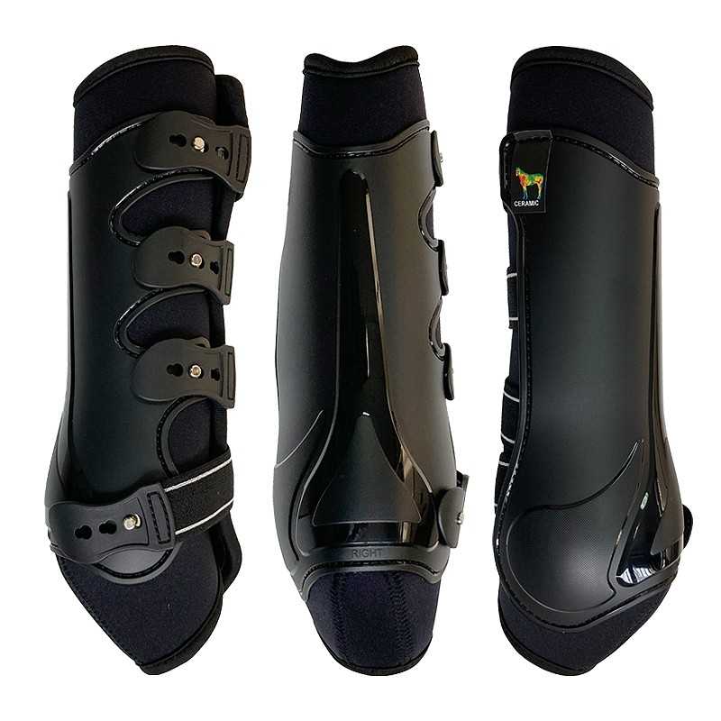 Três botas de proteção preta para equitação com fivelas e velcro, uma com logotipo colorido