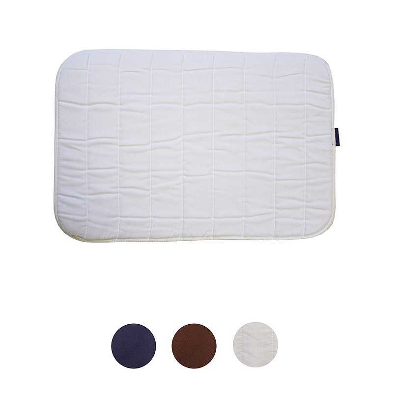 Tapete acolchoado branco com padrão em quadrados e três círculos de tecido colorido