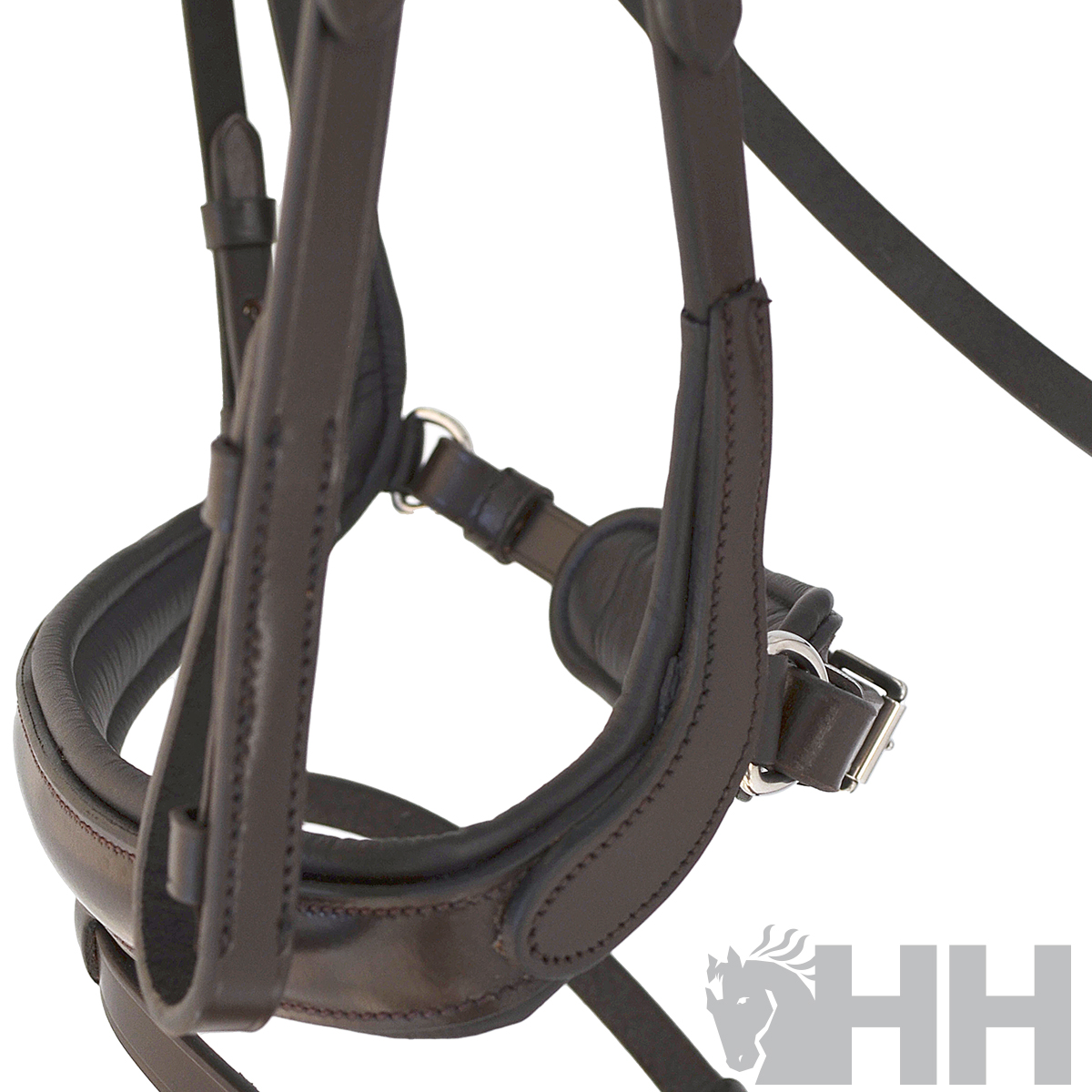 Peitoral ou arreio de couro castanho escuro para cavalo com fivelas metálicas