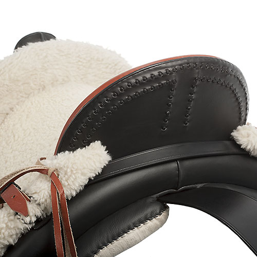 Sela de equitação preta com forro branco felpudo e detalhes castanhos