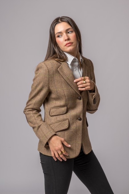 Blazer castanho xadrez feminino com camisa branca e calças pretas