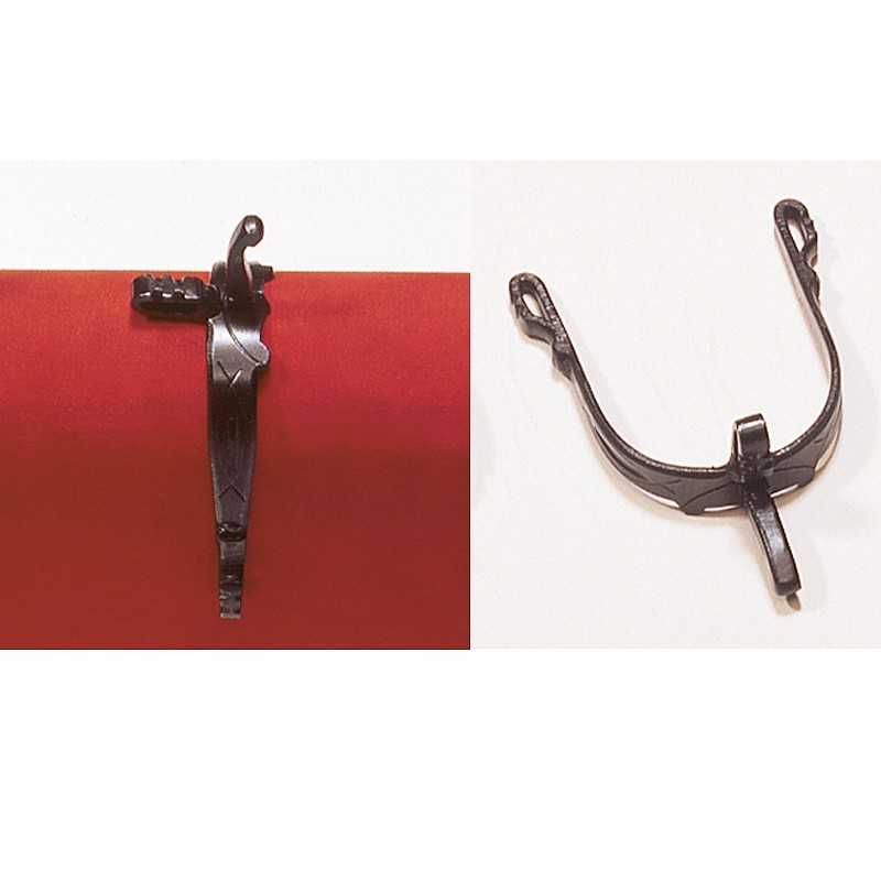 Dois estribos metálicos escuros sobre fundo vermelho e branco