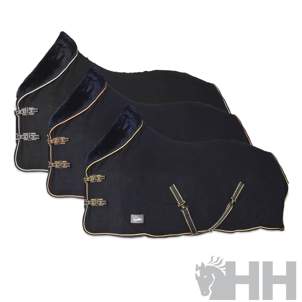 Três mantas para cavalo de fleece preto com bordas coloridas e presilhas metálicas, fundo branco