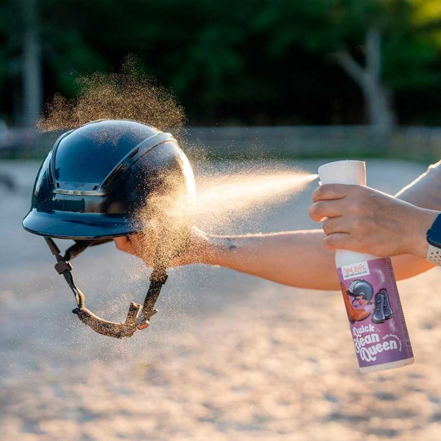 Spray de limpeza aplicado num capacete negro ao ar livre
