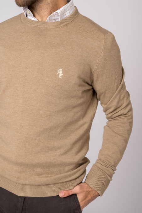 Camisola bege de malha fina com bordado no peito e camisa branca de padrão xadrez