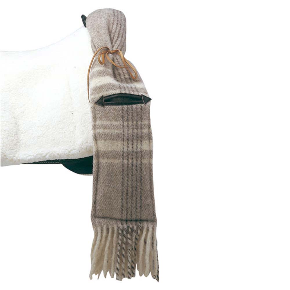 Manta xadrez cinza com franjas e laço de couro pendurada