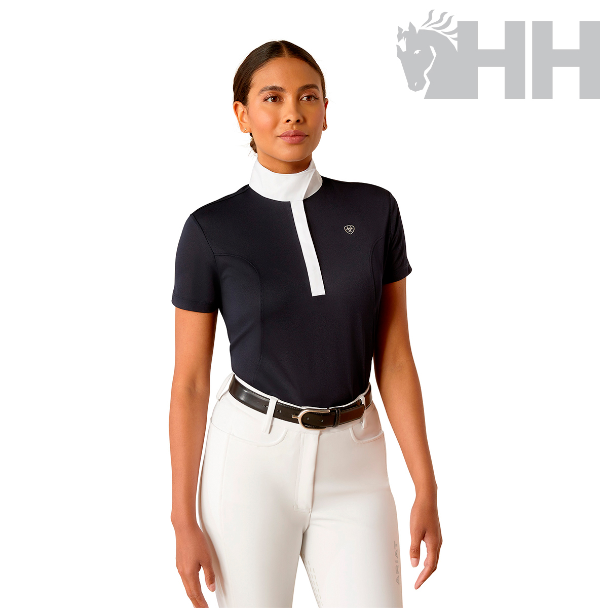 Camisola desportiva preta com gola alta branca e fecho, logótipo no peito