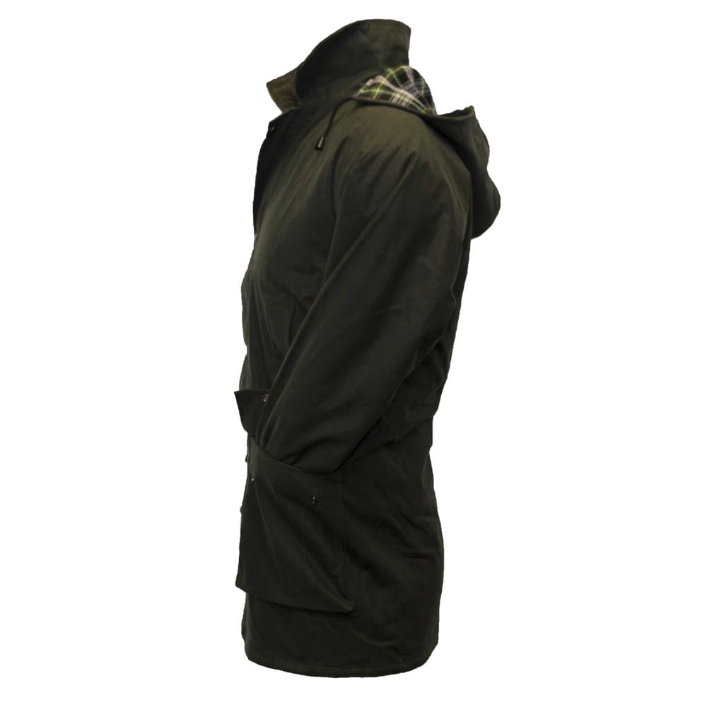 Casaco verde-escuro longo com capuz xadrez em fundo branco