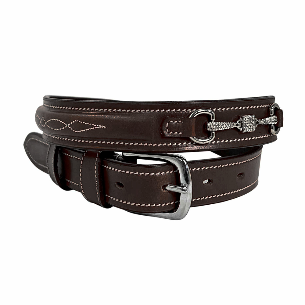 Cinto castanho escuro em pele com fivela metálica prateada e costuras brancas
