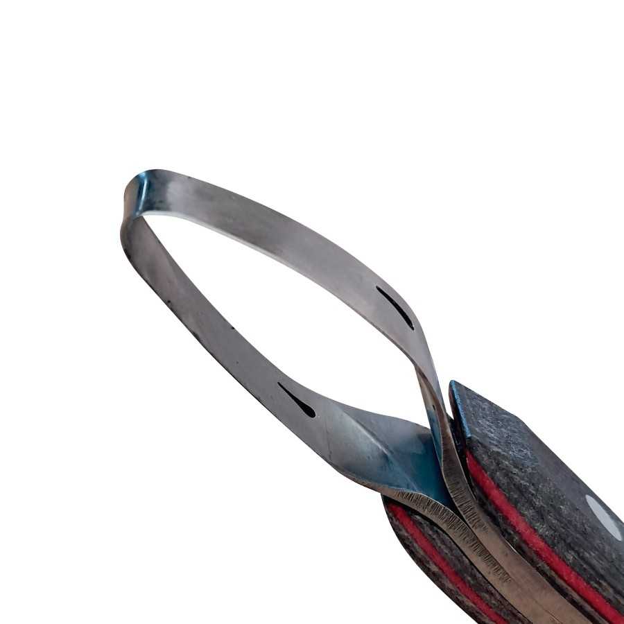 Pinça de cozinha de metal com bordas vermelhas e pretas