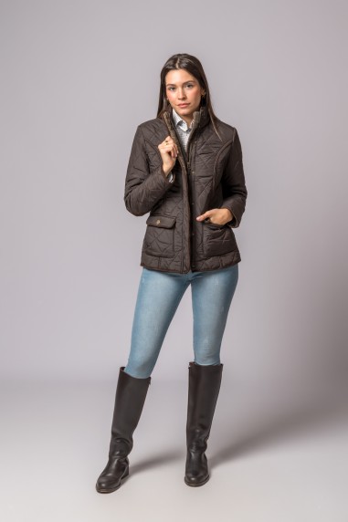 Casaco acolchoado castanho escuro em modelo feminino