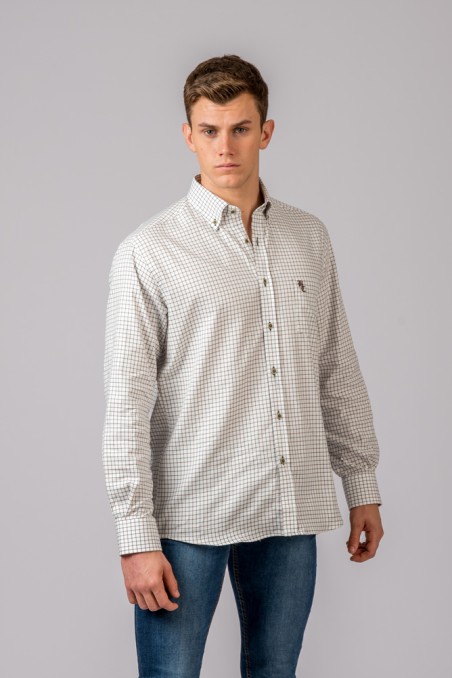 Homem com camisa xadrez bege e cinzento e jeans azul