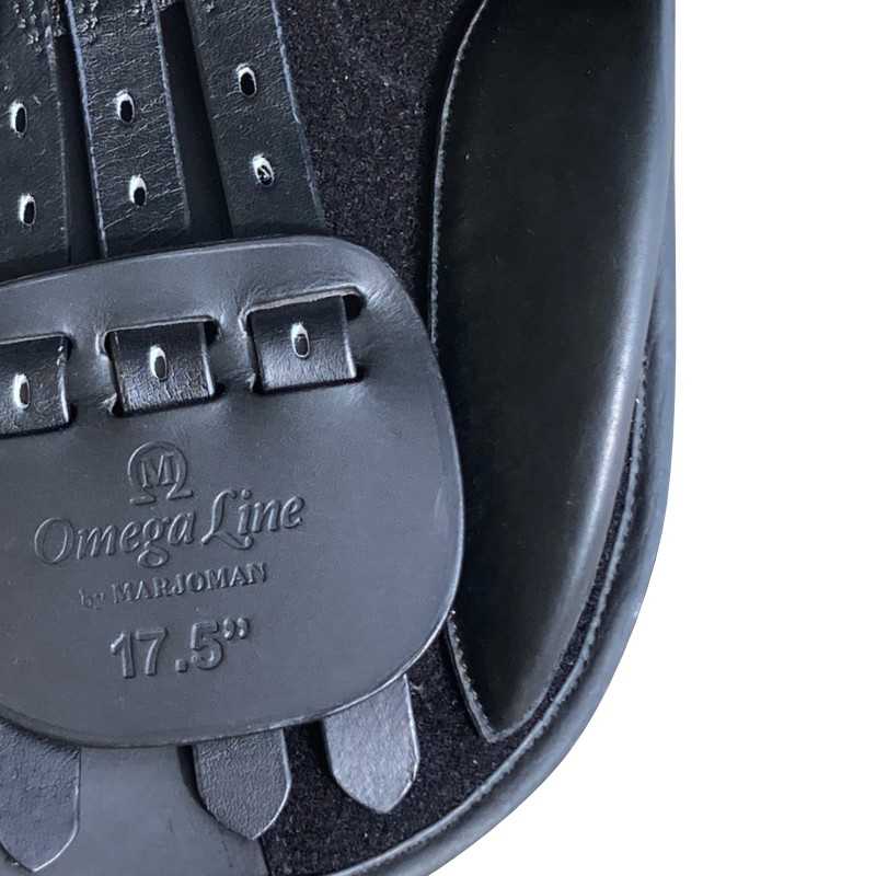 Detalhe de sela de cavalo preta com texto Omega Line by MARJOMAN e tamanho 17.5