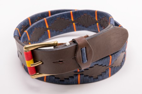 Cinto masculino azul com padrão geométrico e fivela dourada em pele castanha