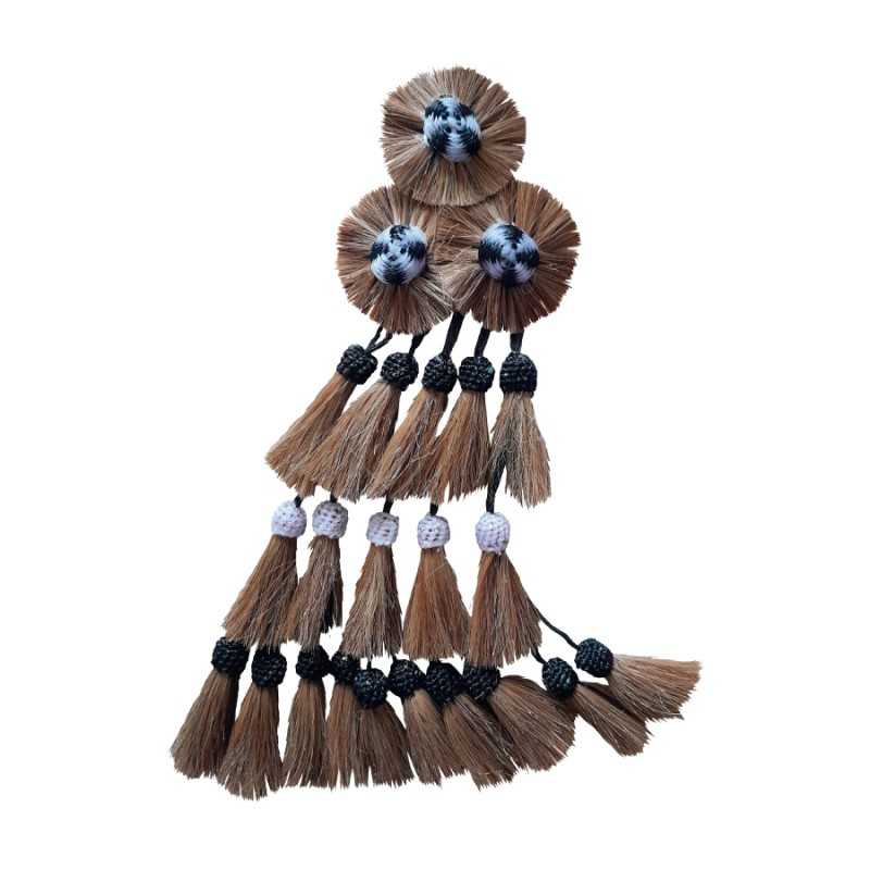 Acessório decorativo trançado em fibras naturais castanhas com detalhes em preto, branco e azul.