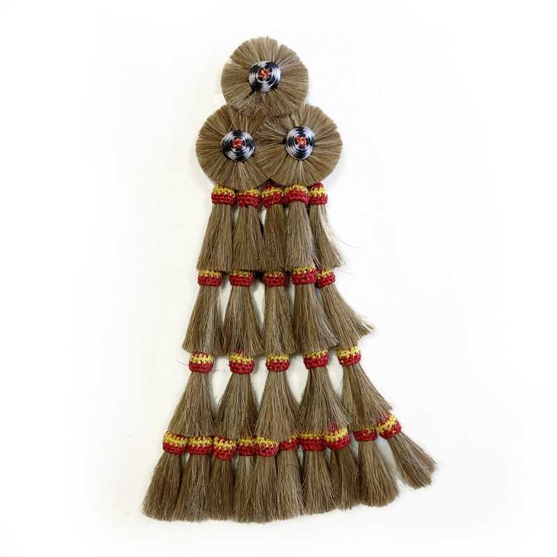 Borla decorativa castanha com fitas vermelhas e amarelas e círculos coloridos no topo