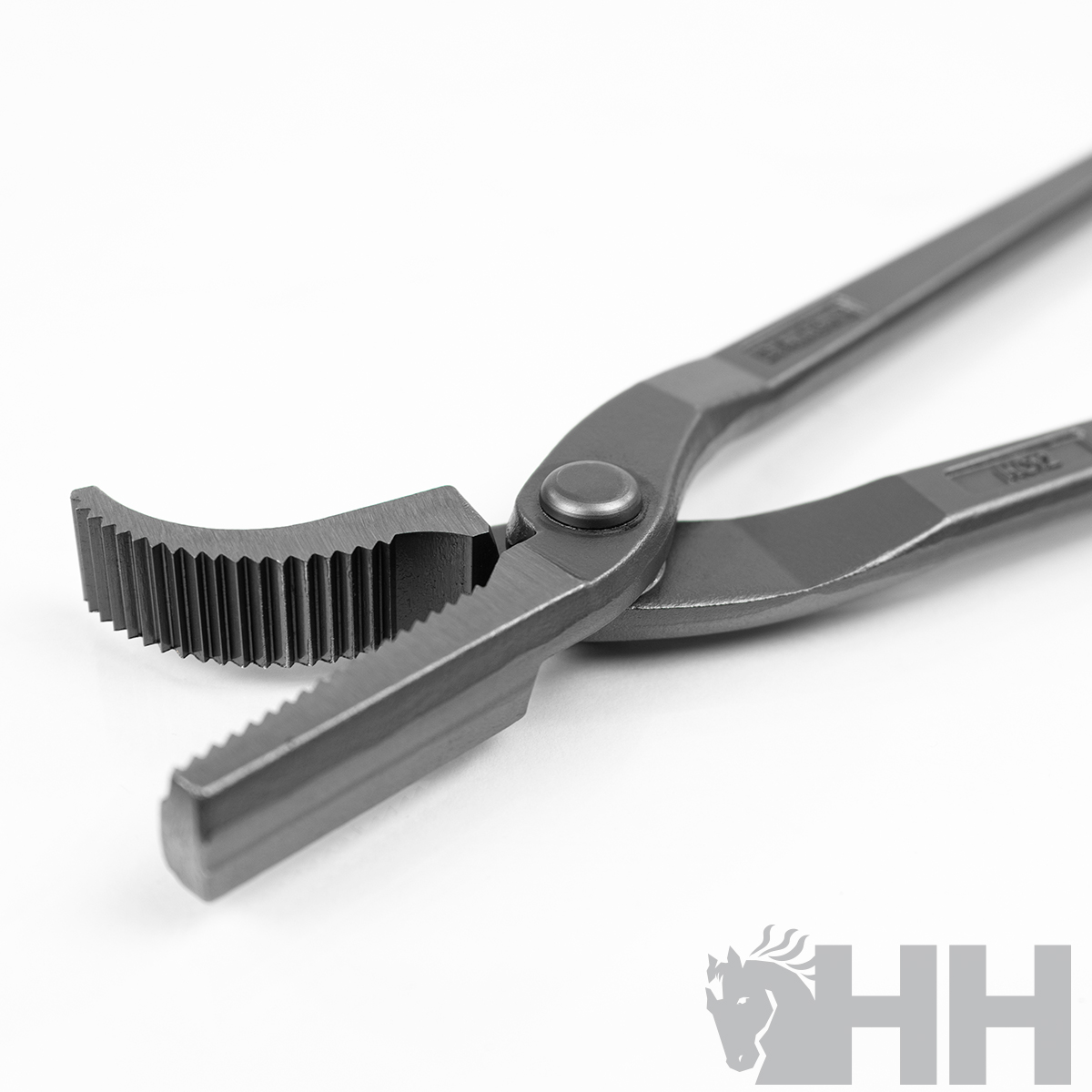 Alicate metálico cinzento com mandíbulas dentadas