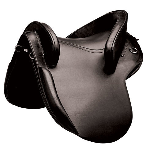 Sela de cavalo preta de couro com argolas metálicas e acabamento liso