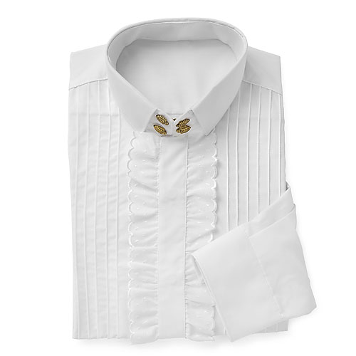 Camisa branca com detalhes plissados e folhos e botões dourados na gola