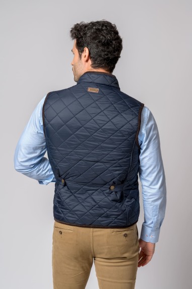 Colete masculino azul escuro acolchoado visto de costas.