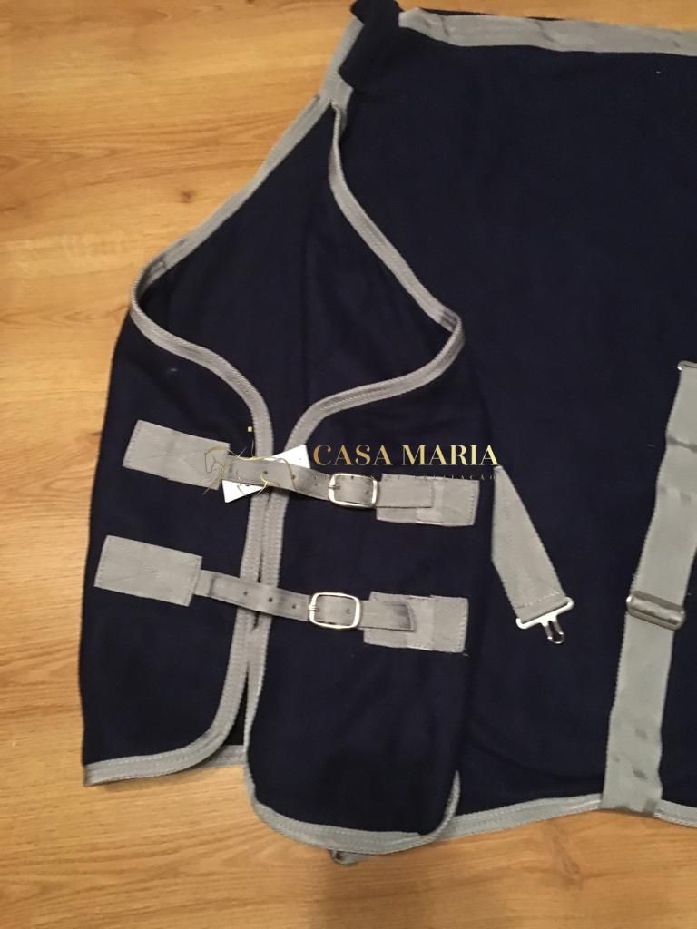 Cobertor para cavalo azul escuro com bordas cinza e fivelas metálicas