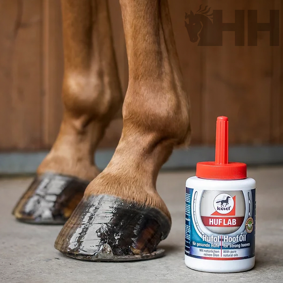 Frascos de óleo para cascos de cavalo Huflab Hufoil ao lado das patas de cavalo
