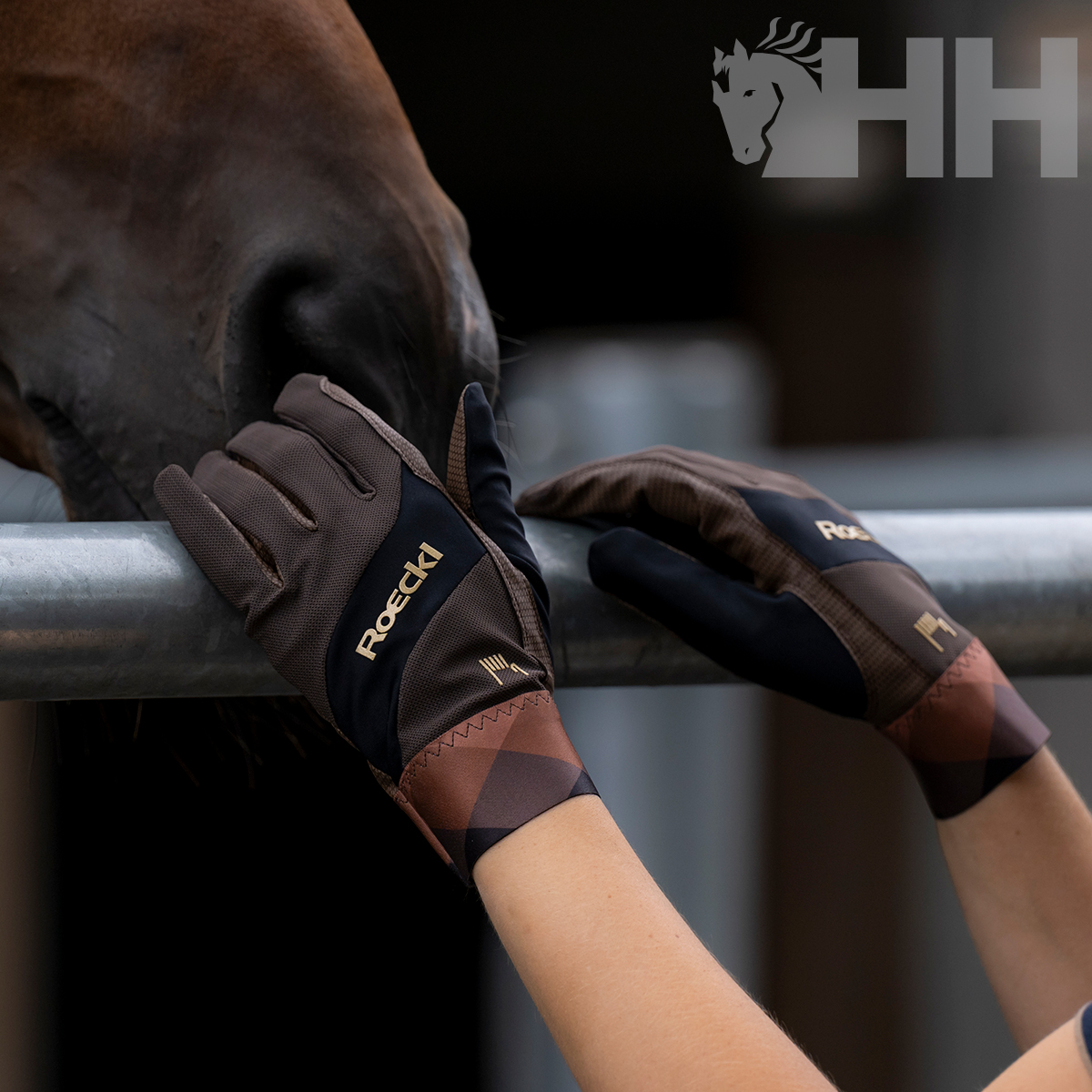 Luvas de equitação castanhas e pretas com padrão de losangos e logo 'Roeckl'