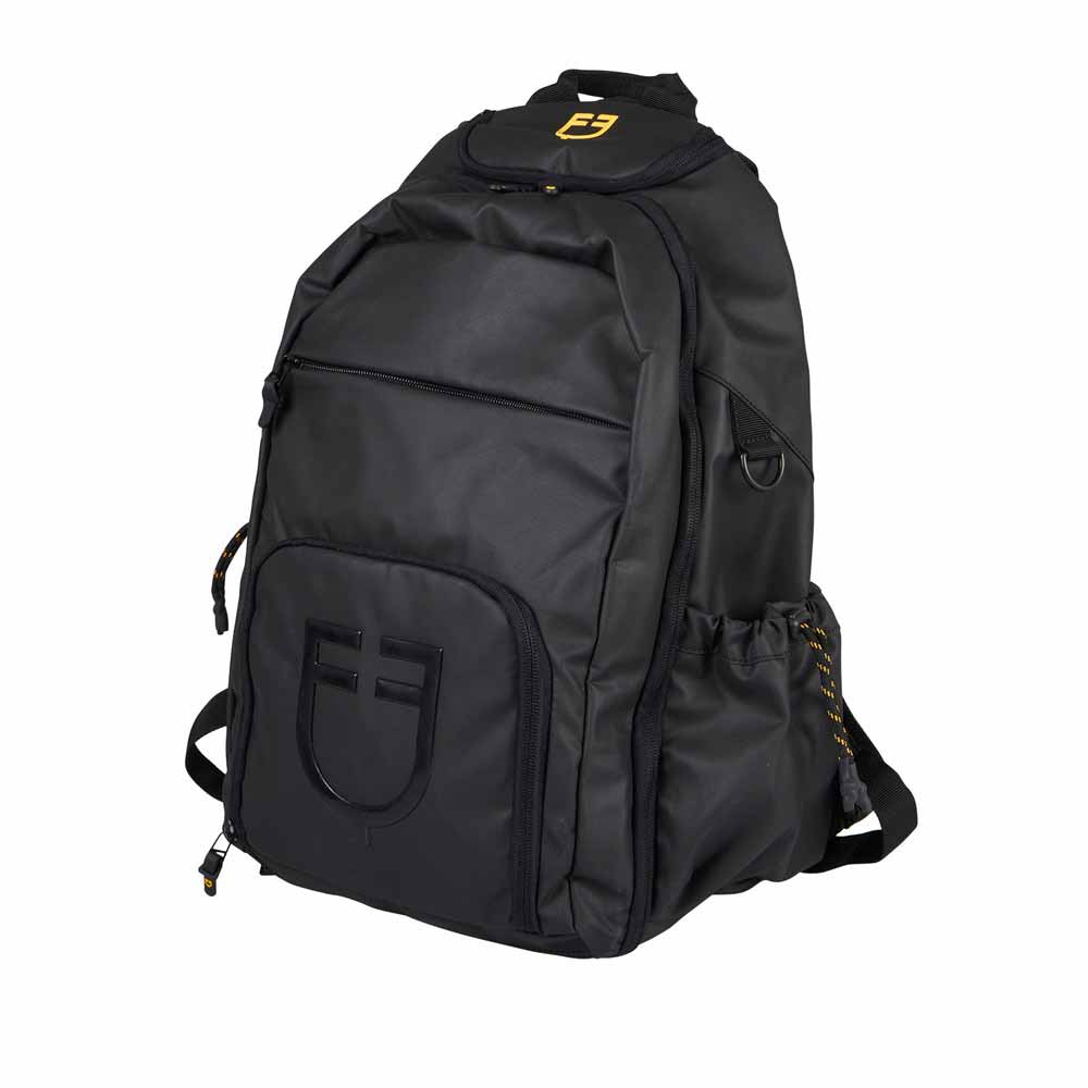 Mochila preta sintética com bolsos e logo em relevo
