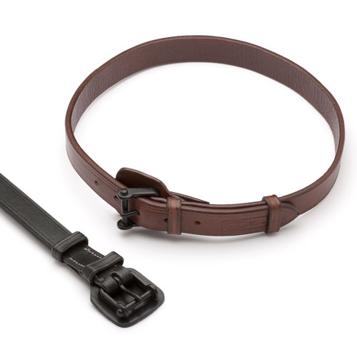 Cinco cintos em couro castanho e preto com fivelas largas sobre fundo branco