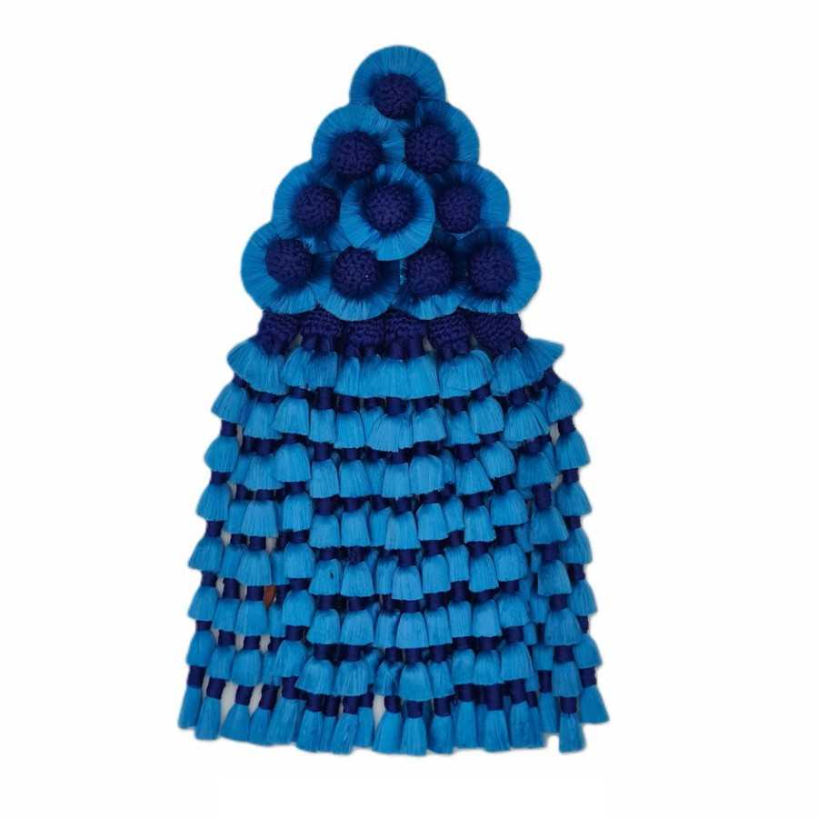 Pendente decorativo azul com franjas e bolinhas sobre fundo branco